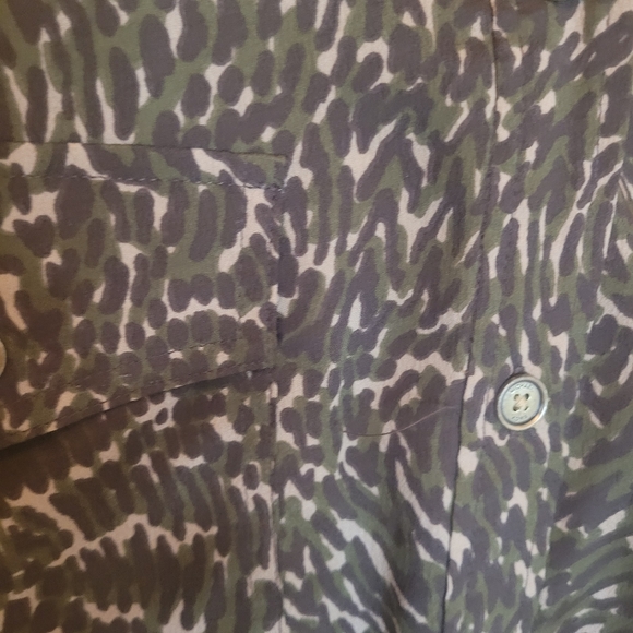 Michael Kors lon sleeved green, tan, & brown camo like blouse. Size 14. - Picture 4 of 8